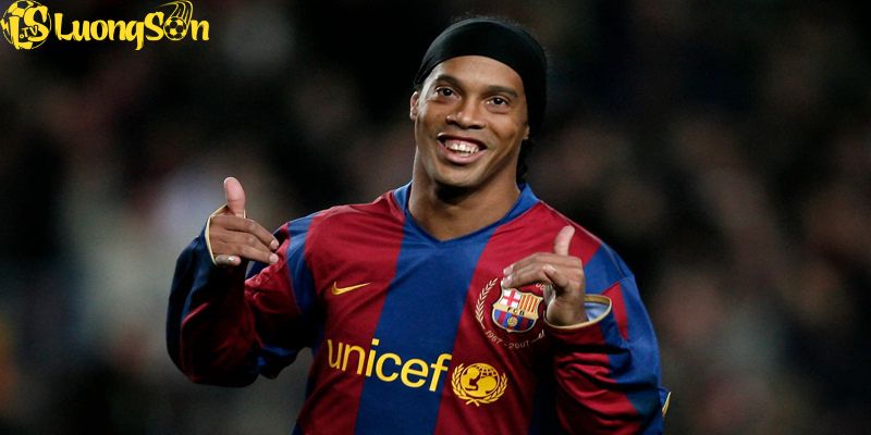 Sự nghiệp Ronaldinho thăng hoa nhất khi chuyển đến khoác áo Barcelona
