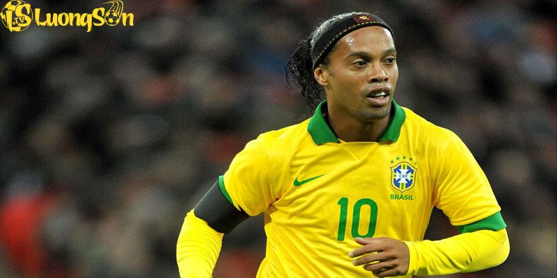 Ronaldinho trong màu áo của những vũ công Samba
