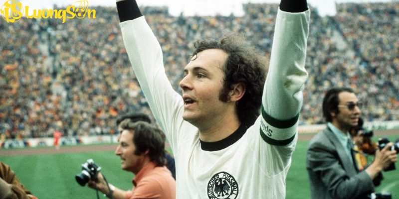 Hoàng Đế Franz Beckenbauer là cầu thủ vĩ đại nhất lịch sử bóng đá quốc gia Đức